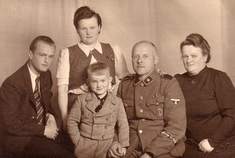 FamielieWagner1942.jpg